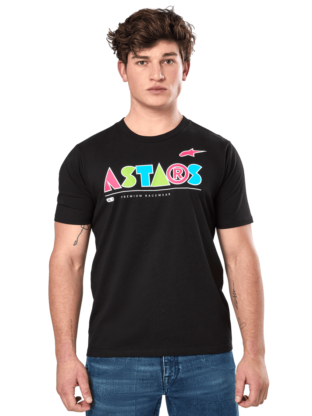Alpinestars Cereal CSF Tee, camiseta negra de manga corta, usada por un modelo masculino, logotipo geométrico colorido de ASTARS con el texto "Premium Racewear", estilo casual de motorsport streetwear