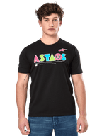 Alpinestars Cereal CSF Tee, camiseta negra de manga corta, usada por un modelo masculino, logotipo geométrico colorido de ASTARS con el texto "Premium Racewear", estilo casual de motorsport streetwear