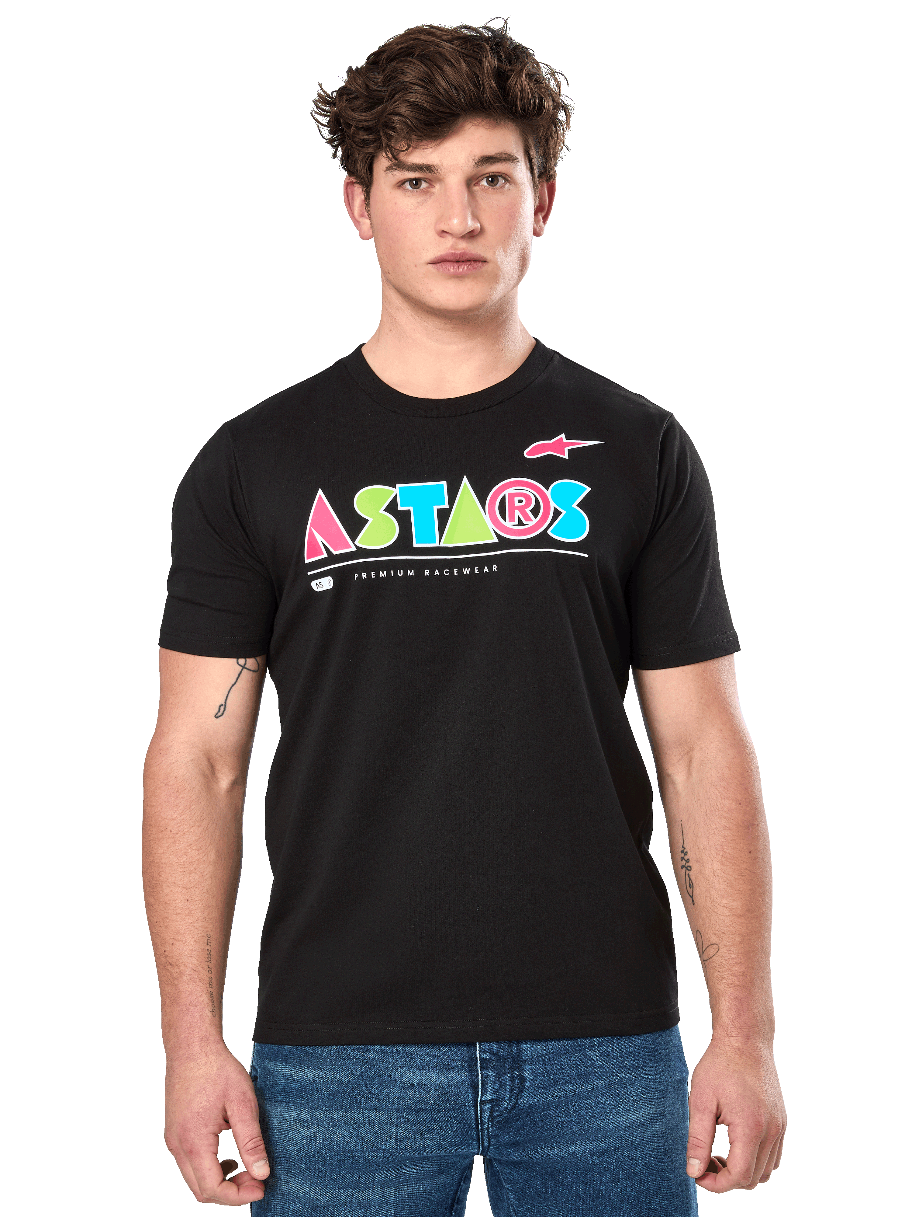 Alpinestars Cereal CSF Tee, camiseta negra de manga corta, usada por un modelo masculino, logotipo geométrico colorido de ASTARS con el texto "Premium Racewear", estilo casual de motorsport streetwear