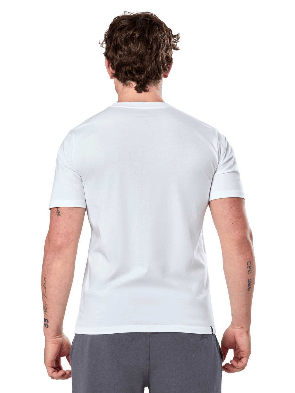 Alpinestars Geografica CSF Tee, camiseta de manga corta, blanca, vista posterior, usada por un modelo con pantalones grises, ropa urbana casual estilo motorsport