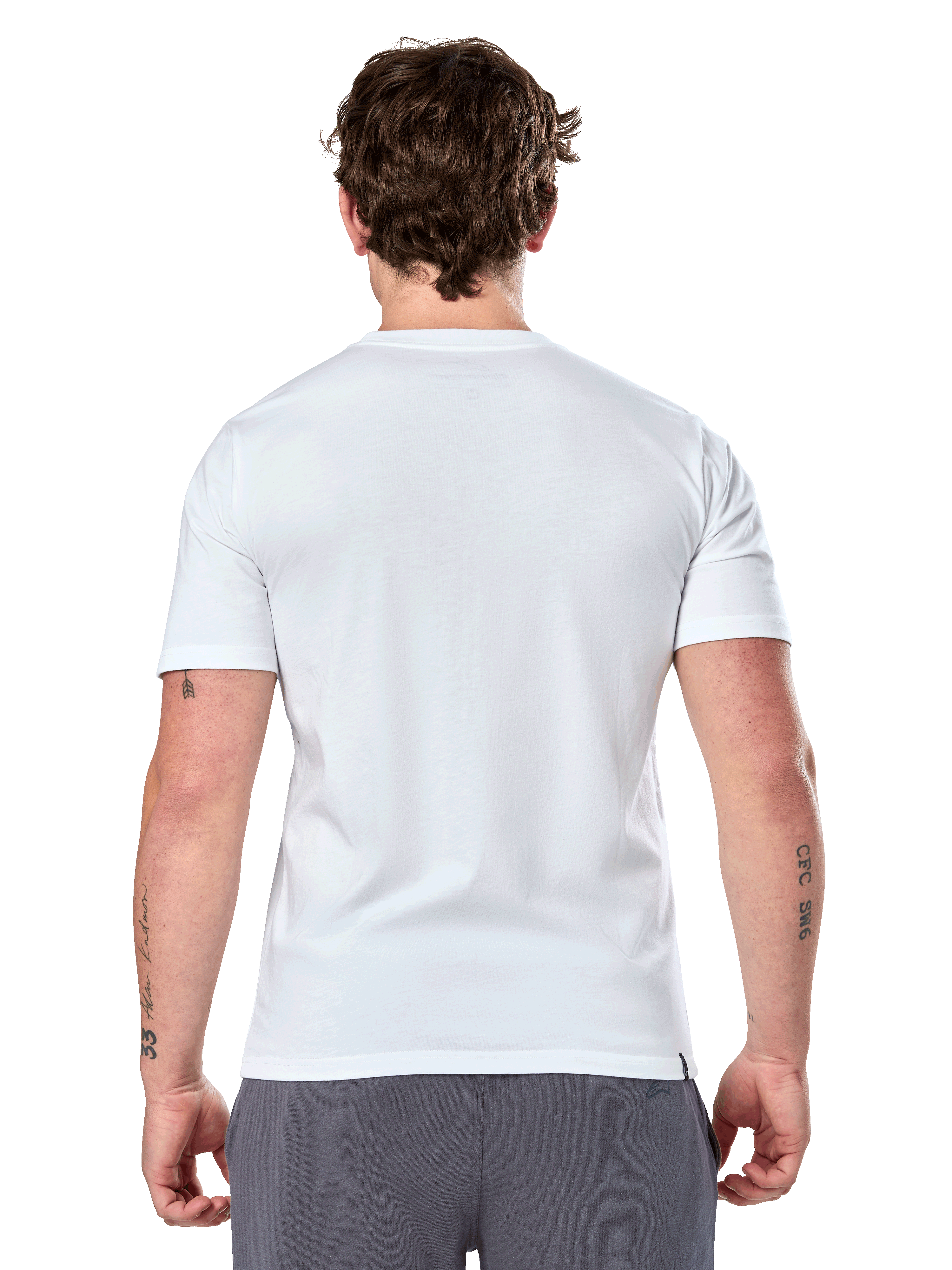 Alpinestars Geografica CSF Tee, camiseta de manga corta, blanca, vista posterior, usada por un modelo con pantalones grises, ropa urbana casual estilo motorsport
