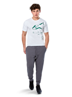 Alpinestars Geografica CSF Tee, camiseta de manga corta, blanca, logotipo Astars verde con gráfico multi-tech geográfico, combinada con pantalones de chándal grises y zapatillas negras, estilo casual de ropa urbana de automovilismo