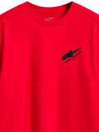 Camiseta Alpinestars Formulate CSF, camiseta de manga corta, roja, logotipo de Astars negro en el pecho, vista de primer plano del cuello y del gráfico frontal, ropa casual de estilo de vida