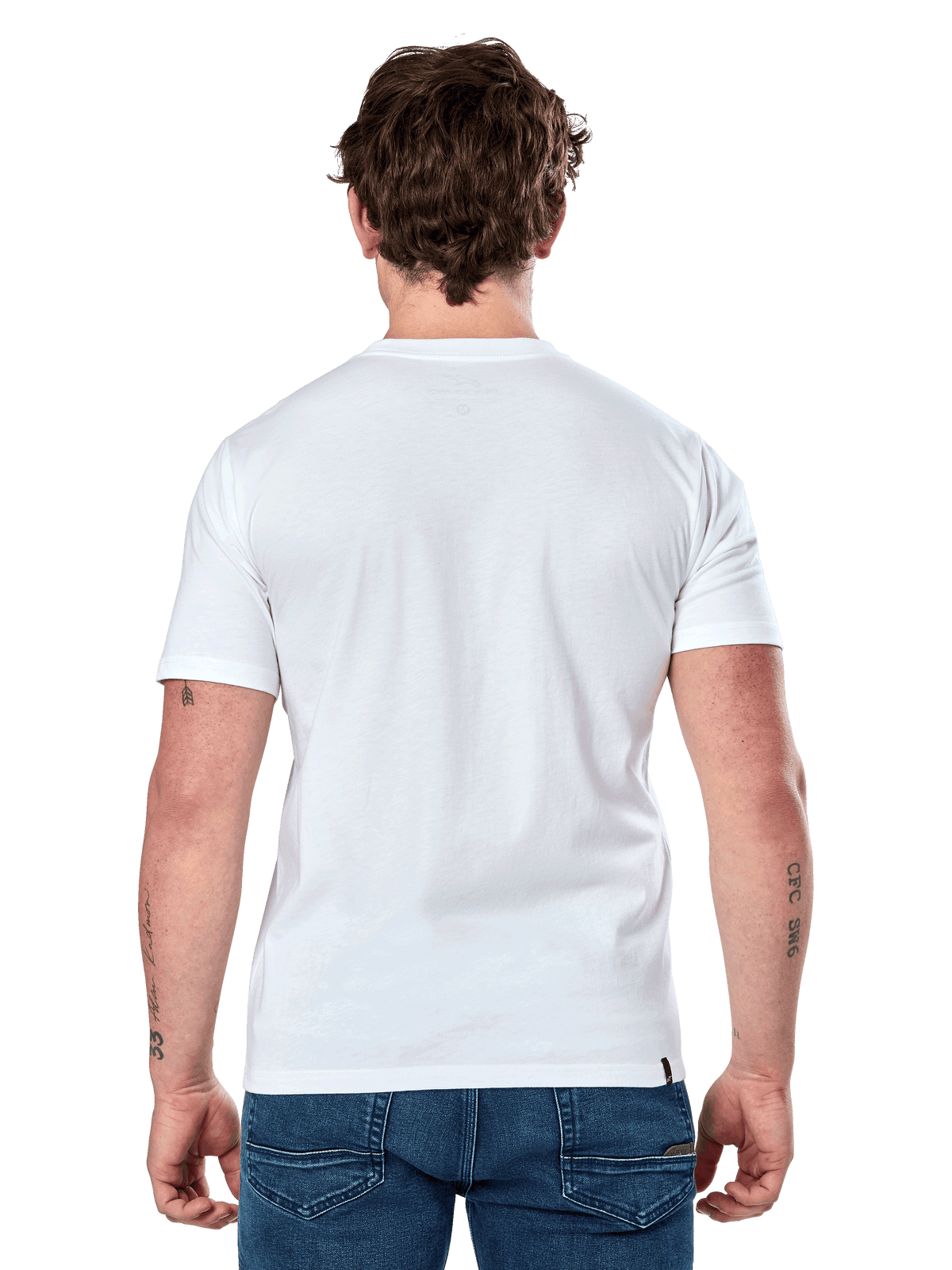 Alpinestars Dot Carbon Csf Tee, camiseta de manga corta, blanca, vista trasera en modelo, combinada con vaqueros azules, ropa urbana casual de automovilismo