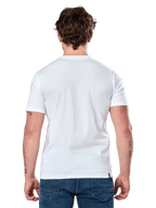 Alpinestars Dot Carbon Csf Tee, camiseta de manga corta, blanca, vista trasera en modelo, combinada con vaqueros azules, ropa urbana casual de automovilismo