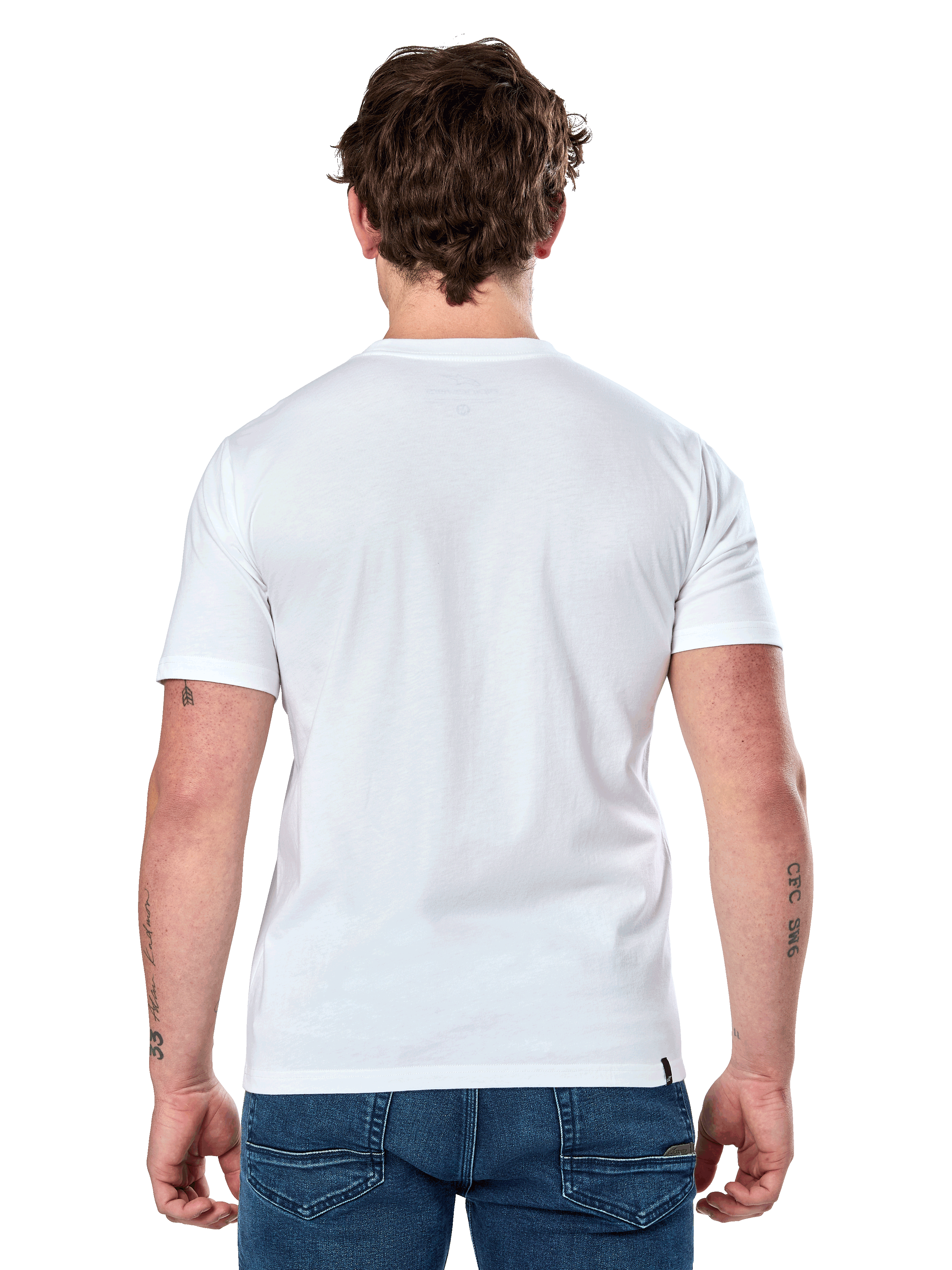 Alpinestars Dot Carbon Csf Tee, camiseta de manga corta, blanca, vista trasera en modelo, combinada con vaqueros azules, ropa urbana casual de automovilismo