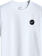 Alpinestars Dot Carbon Csf Tee, camiseta de manga corta, blanca, vista detallada del logotipo circular negro con relleno efecto fibra de carbono y estrella blanca, impresión interna en el cuello, ropa urbana casual de automovilismo