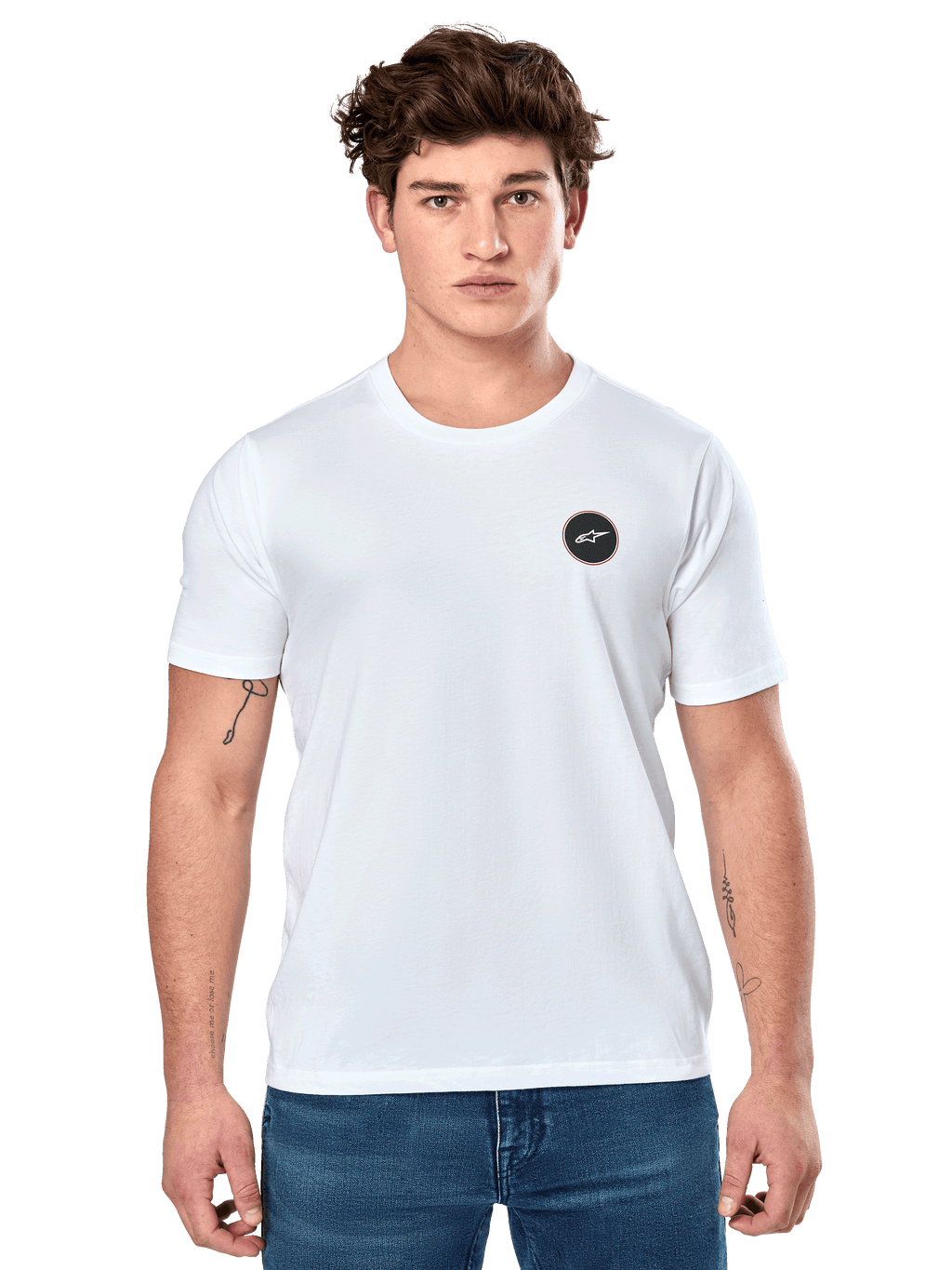 Alpinestars Dot Carbon CSF Tee, camiseta de manga corta blanca, modelo masculino vistiendo camiseta blanca con pequeño logo circular negro en el pecho y vaqueros azules, estilo casual motorsport