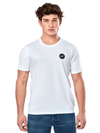 Alpinestars Dot Carbon CSF Tee, camiseta de manga corta blanca, modelo masculino vistiendo camiseta blanca con pequeño logo circular negro en el pecho y vaqueros azules, estilo casual motorsport