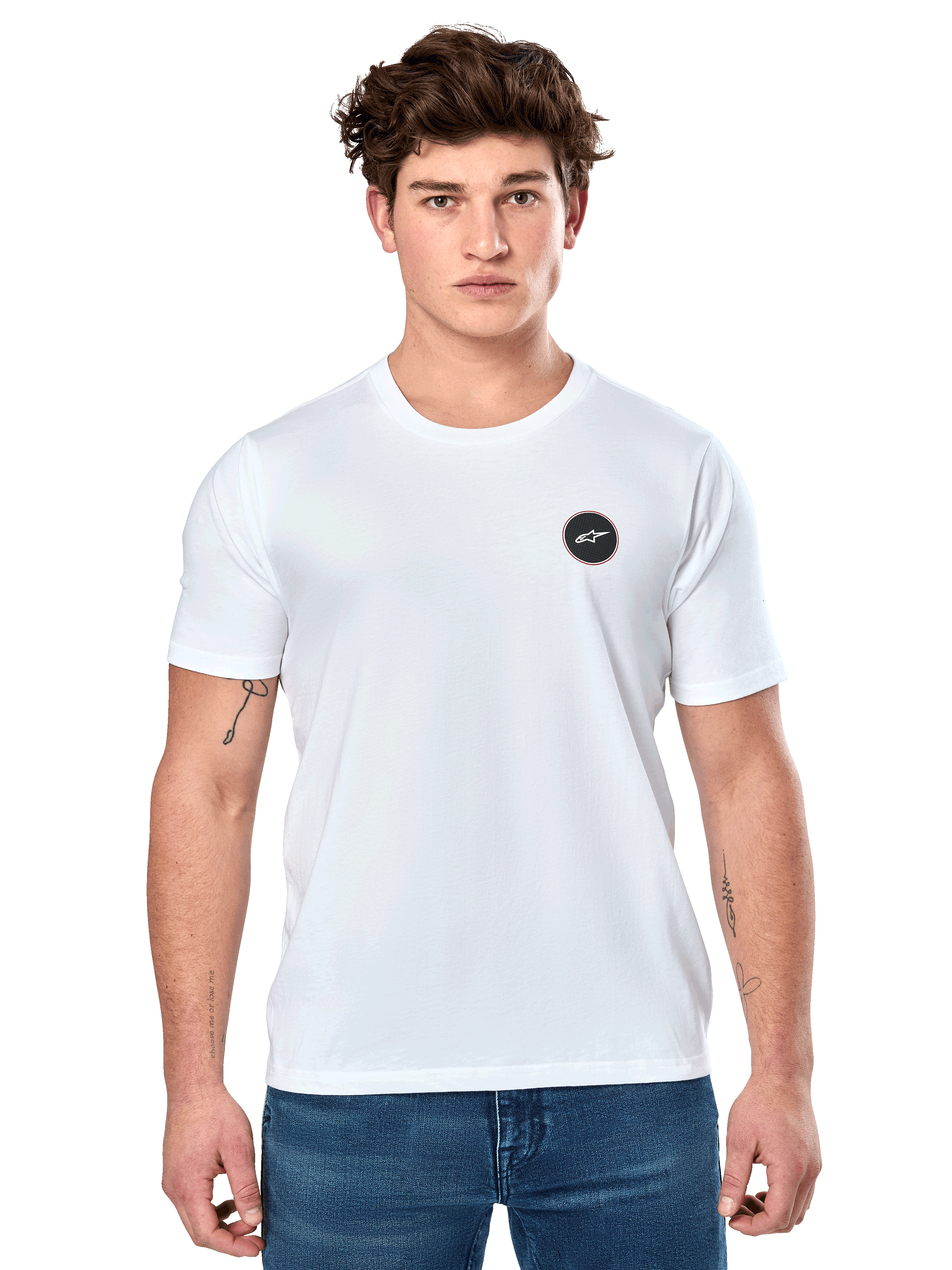 Alpinestars Dot Carbon CSF Tee, camiseta de manga corta blanca, modelo masculino vistiendo camiseta blanca con pequeño logo circular negro en el pecho y vaqueros azules, estilo casual motorsport