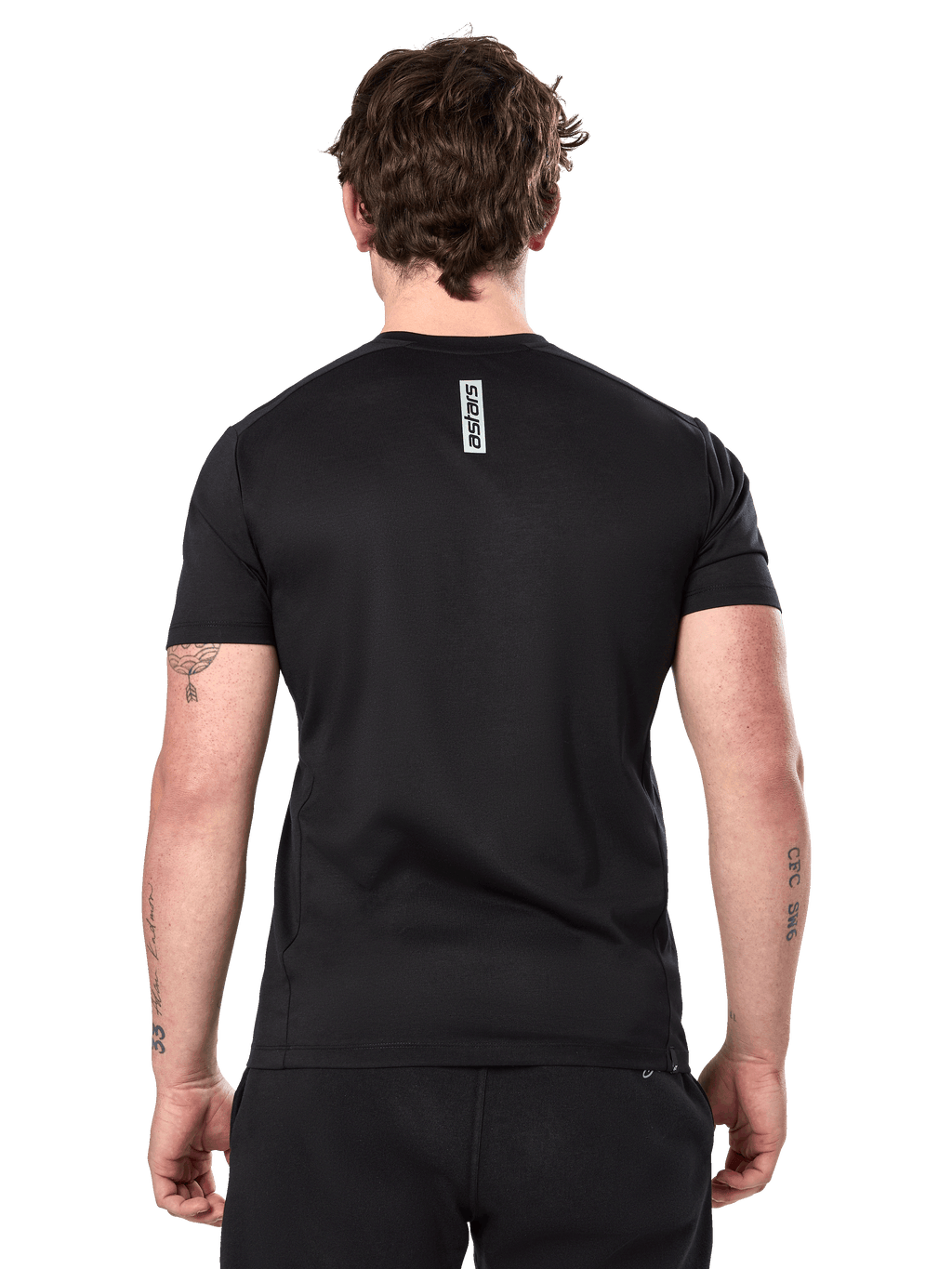 Camiseta Alpinestars Point Performance, camiseta de manga corta, negra, vista trasera en un hombre con un estampado vertical de la palabra astars en la parte superior de la espalda, ropa deportiva de rendimiento casual