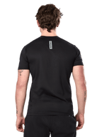 Camiseta Alpinestars Point Performance, camiseta de manga corta, negra, vista trasera en un hombre con un estampado vertical de la palabra astars en la parte superior de la espalda, ropa deportiva de rendimiento casual