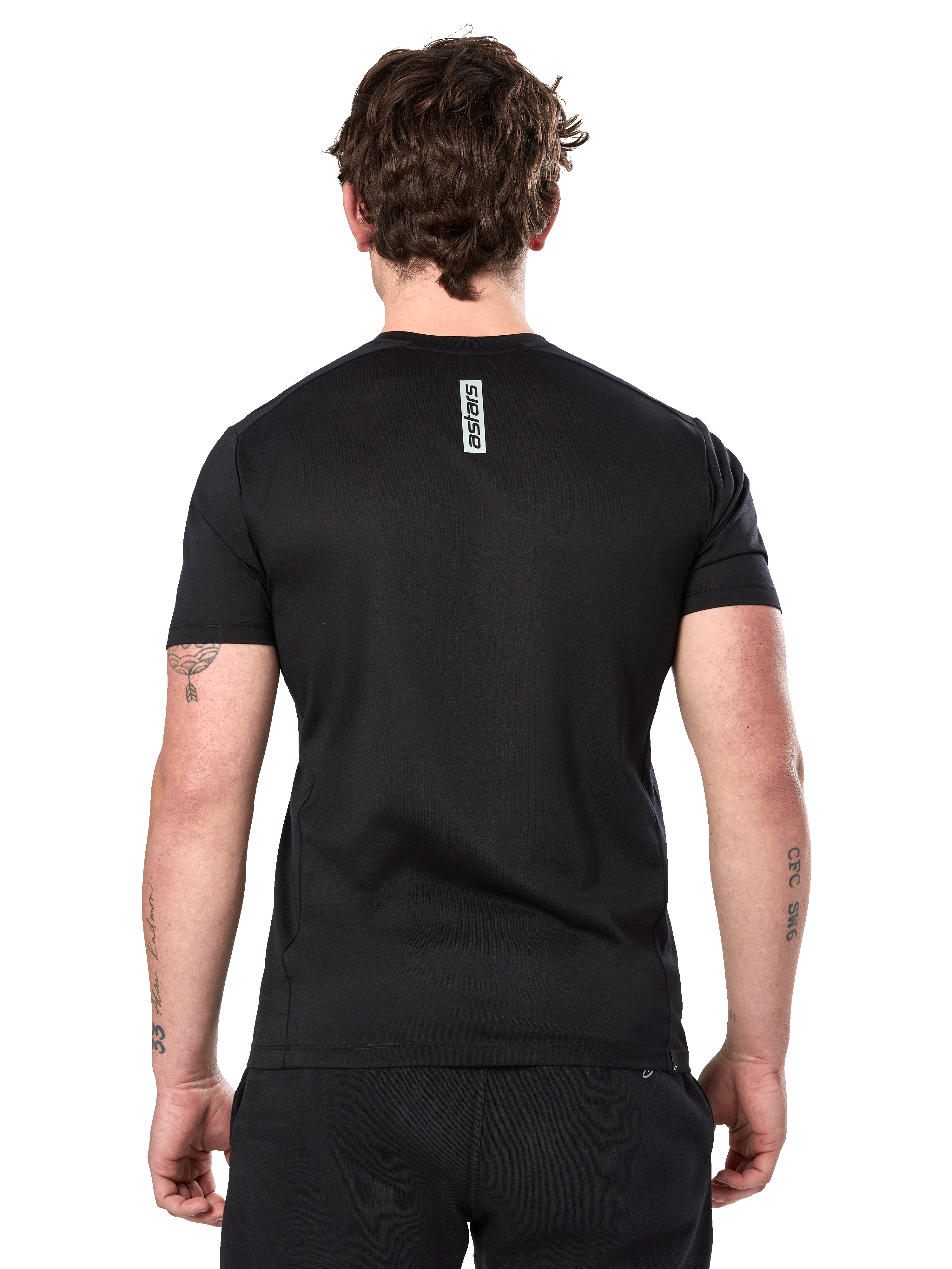 Camiseta Alpinestars Point Performance, camiseta de manga corta, negra, vista trasera en un hombre con un estampado vertical de la palabra astars en la parte superior de la espalda, ropa deportiva de rendimiento casual