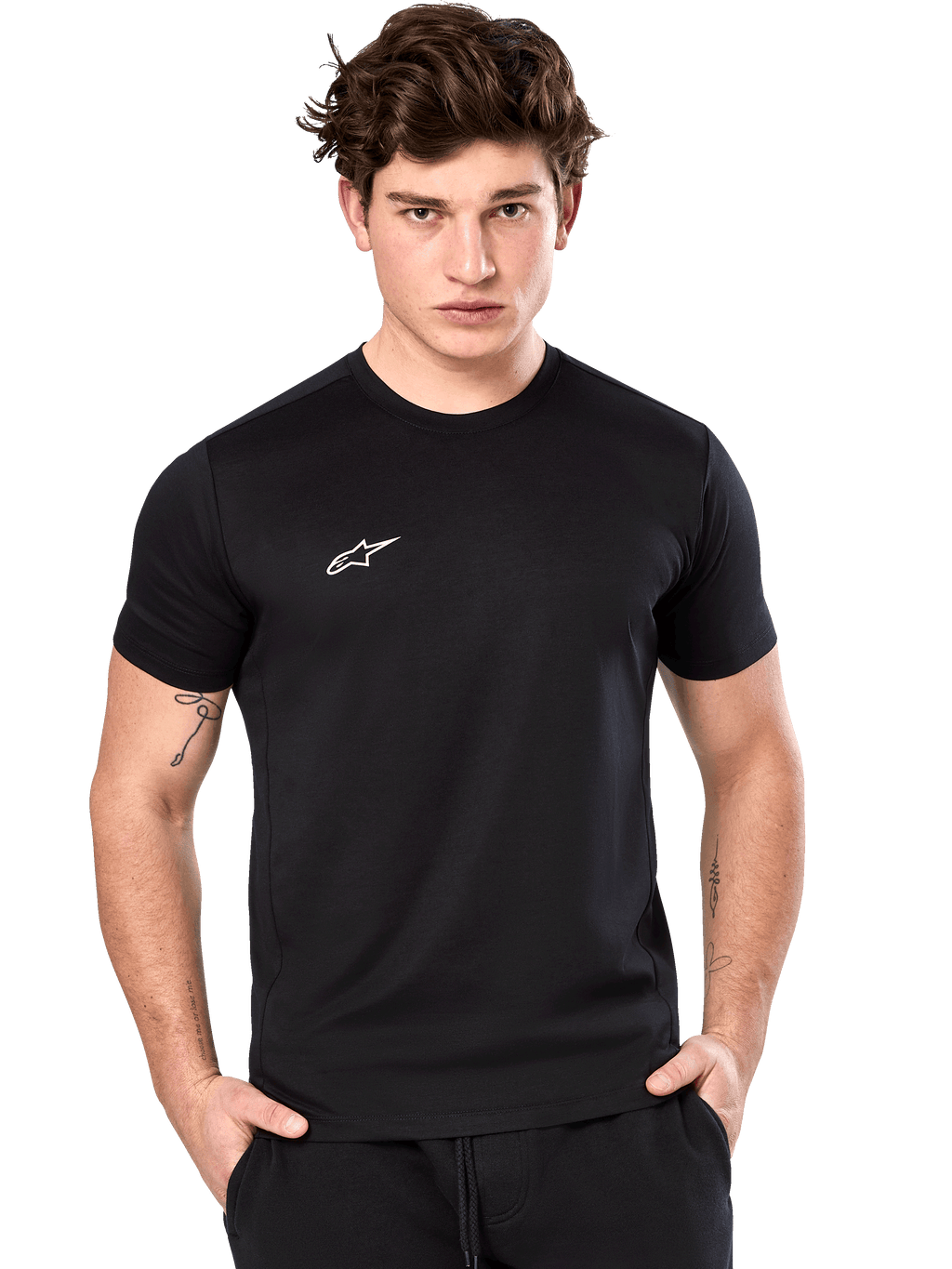 Alpinestars Point Performance Tee, camiseta de manga corta, negra, pequeño logotipo blanco de Alpinestars en el pecho, usada por un modelo masculino, ropa deportiva de rendimiento sostenible
