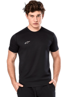Alpinestars Point Performance Tee, camiseta de manga corta, negra, pequeño logotipo blanco de Alpinestars en el pecho, usada por un modelo masculino, ropa deportiva de rendimiento sostenible