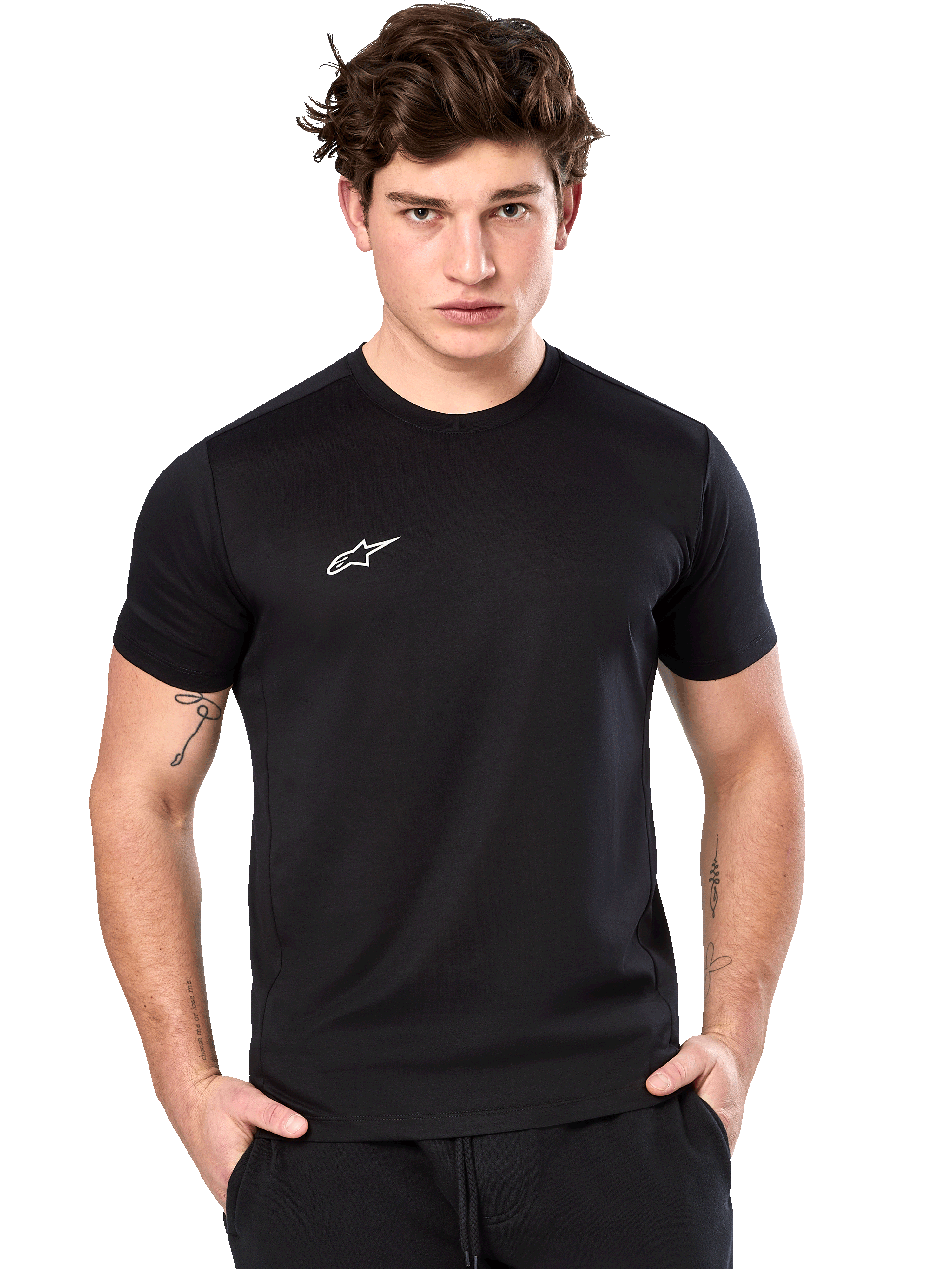 Alpinestars Point Performance Tee, camiseta de manga corta, negra, pequeño logotipo blanco de Alpinestars en el pecho, usada por un modelo masculino, ropa deportiva de rendimiento sostenible