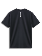 Alpinestars Point Performance Tee, camiseta de manga corta, negra, vista trasera que muestra el estampado vertical del logo Astars en blanco en el cuello, ropa deportiva de alto rendimiento con absorción de humedad