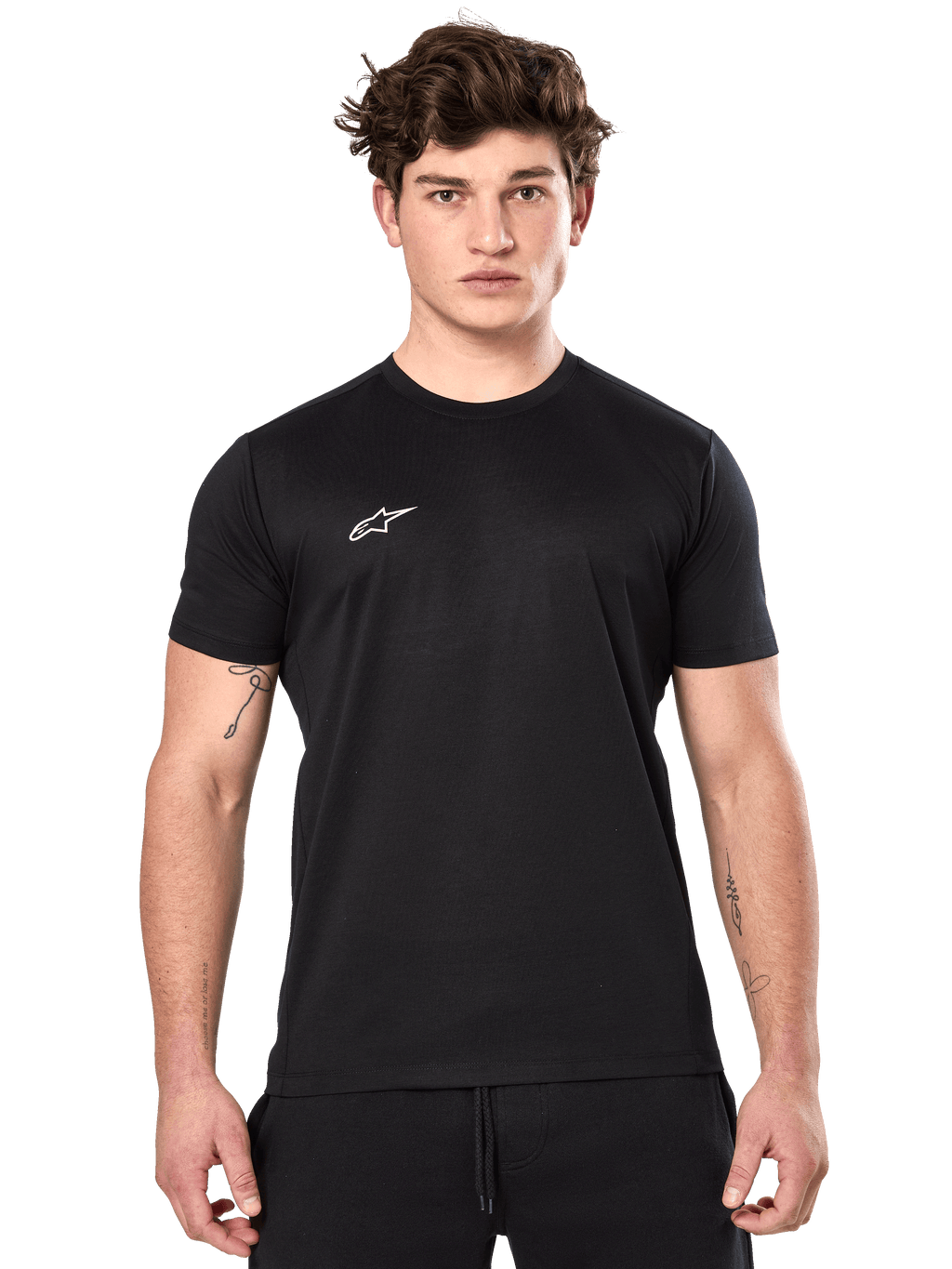 Alpinestars Point Performance Tee, camiseta de rendimiento de manga corta negra, pequeño logo blanco de Alpinestars en el pecho, usada por un hombre con tatuajes en los brazos, ropa deportiva casual de alto rendimiento