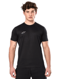 Alpinestars Point Performance Tee, camiseta de rendimiento de manga corta negra, pequeño logo blanco de Alpinestars en el pecho, usada por un hombre con tatuajes en los brazos, ropa deportiva casual de alto rendimiento