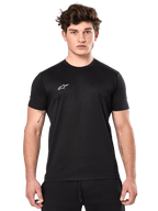 Alpinestars Point Performance Tee, camiseta de rendimiento de manga corta negra, pequeño logo blanco de Alpinestars en el pecho, usada por un hombre con tatuajes en los brazos, ropa deportiva casual de alto rendimiento