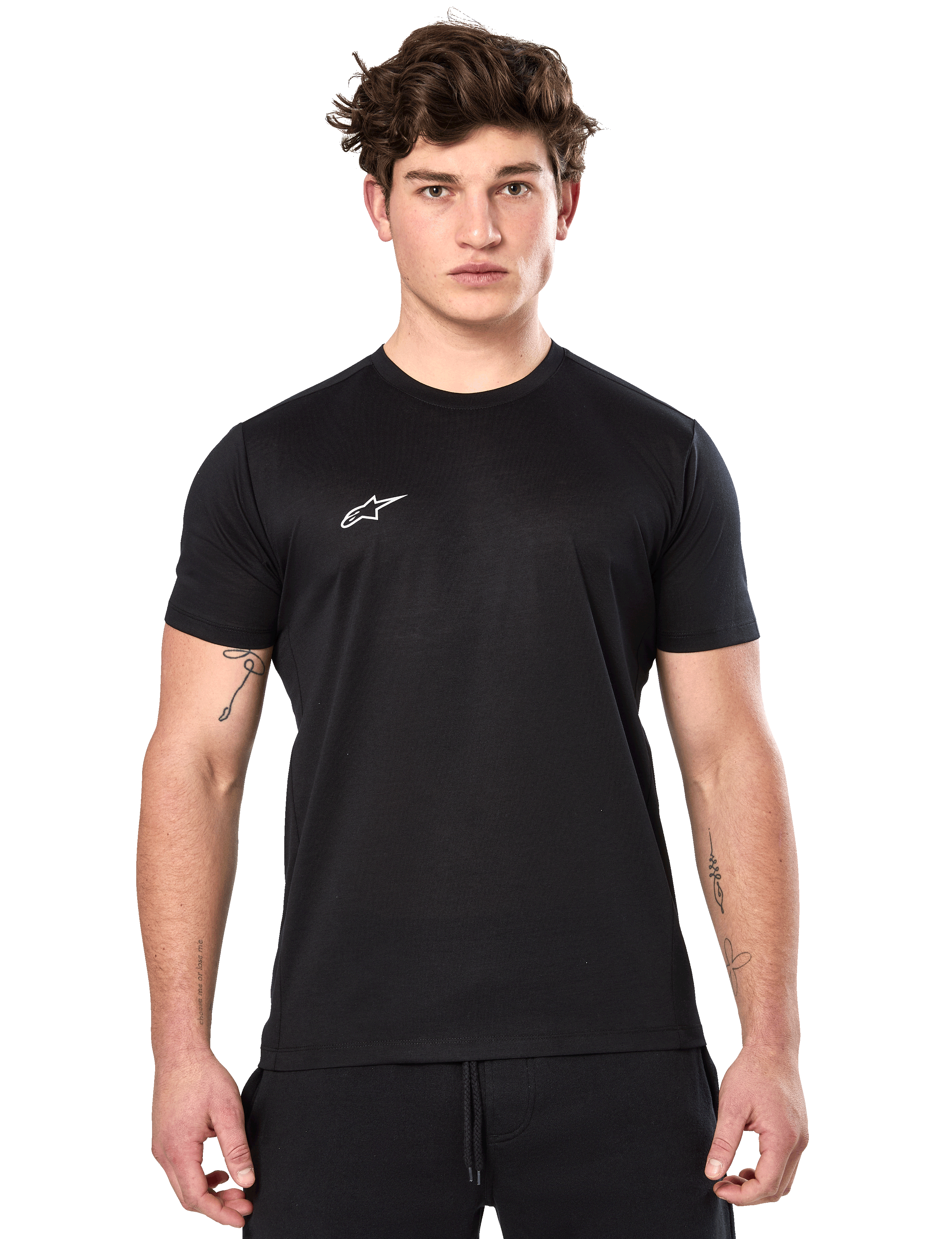 Alpinestars Point Performance Tee, camiseta de rendimiento de manga corta negra, pequeño logo blanco de Alpinestars en el pecho, usada por un hombre con tatuajes en los brazos, ropa deportiva casual de alto rendimiento