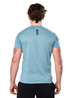 Alpinestars Point Performance Tee de manga corta, azul hielo, vista trasera con logotipo vertical negro 'astars' en la parte superior de la espalda, tejido técnico con absorción de humedad, ropa deportiva casual