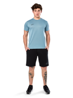 Camiseta Alpinestars Point Performance, camiseta de manga corta, azul hielo, con un pequeño logotipo frontal negro, cuello redondo, usada por un modelo con pantalones cortos y zapatillas negras, ropa deportiva casual con absorción de humedad