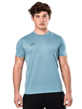 Alpinestars Point Performance Tee, camiseta de manga corta, color azul hielo, con un pequeño logotipo negro en el pecho, llevada por un modelo con pantalones cortos negros, ropa deportiva de alto rendimiento de estilo casual