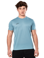 Alpinestars Point Performance Tee, camiseta de manga corta, color azul hielo, con un pequeño logotipo negro en el pecho, llevada por un modelo con pantalones cortos negros, ropa deportiva de alto rendimiento de estilo casual