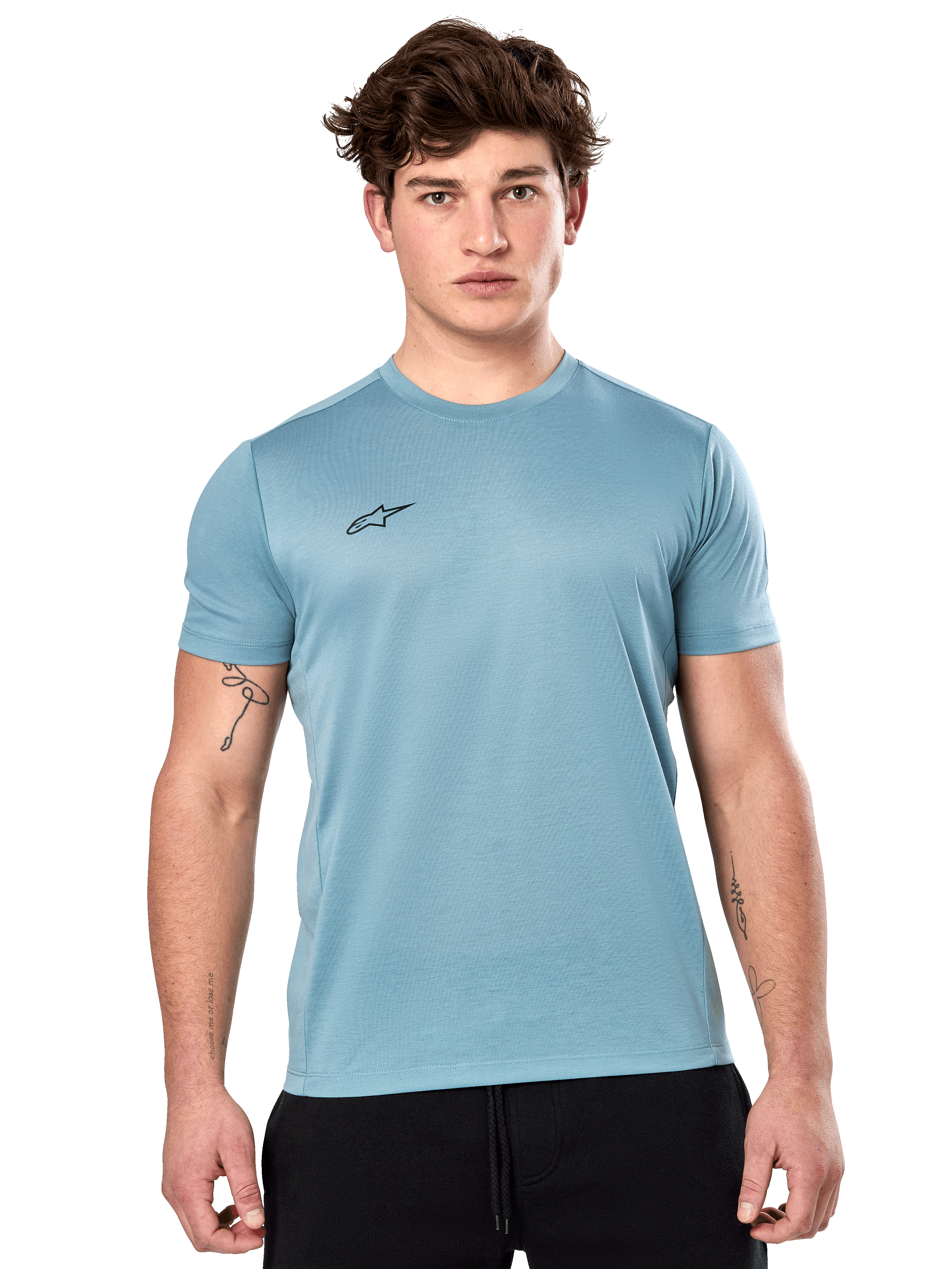 Alpinestars Point Performance Tee, camiseta de manga corta, color azul hielo, con un pequeño logotipo negro en el pecho, llevada por un modelo con pantalones cortos negros, ropa deportiva de alto rendimiento de estilo casual