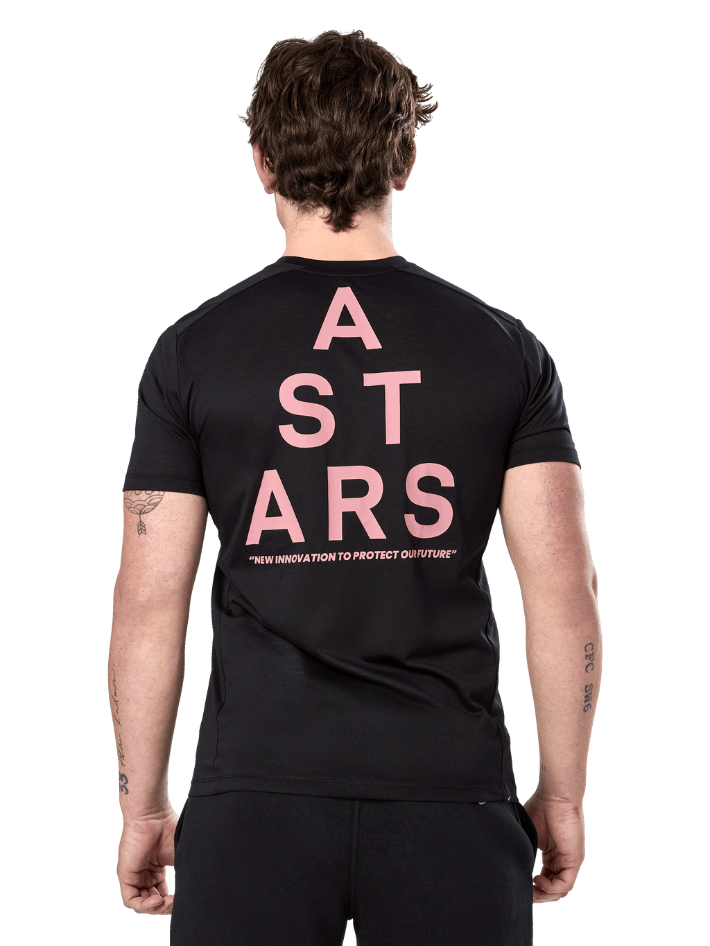 Alpinestars Attrition Performance Tee, camiseta de manga corta, negra, vista trasera con tipografía ASTARS grande en color rosa y eslogan, ropa deportiva de alto rendimiento