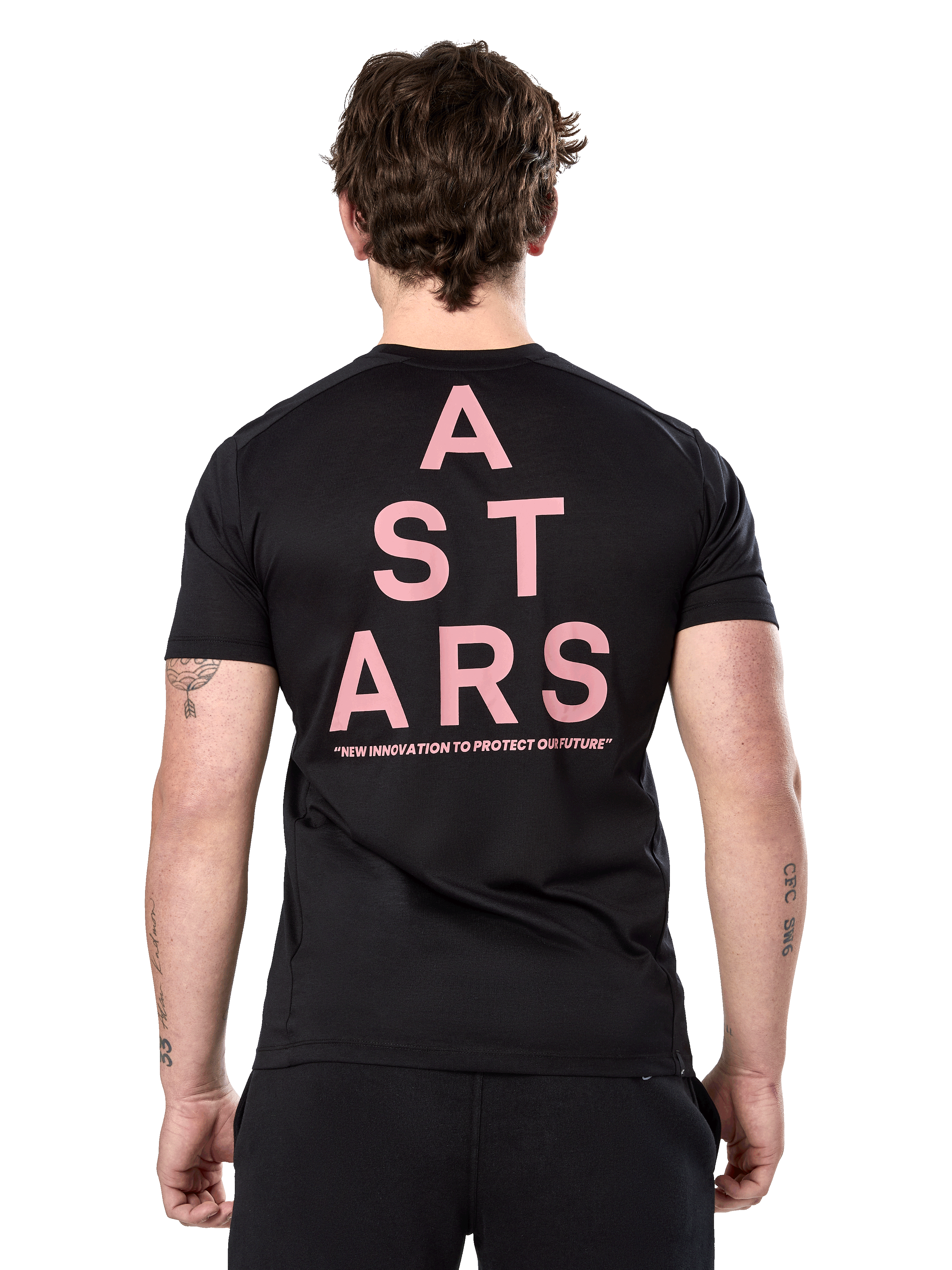 Alpinestars Attrition Performance Tee, camiseta de manga corta, negra, vista trasera con tipografía ASTARS grande en color rosa y eslogan, ropa deportiva de alto rendimiento