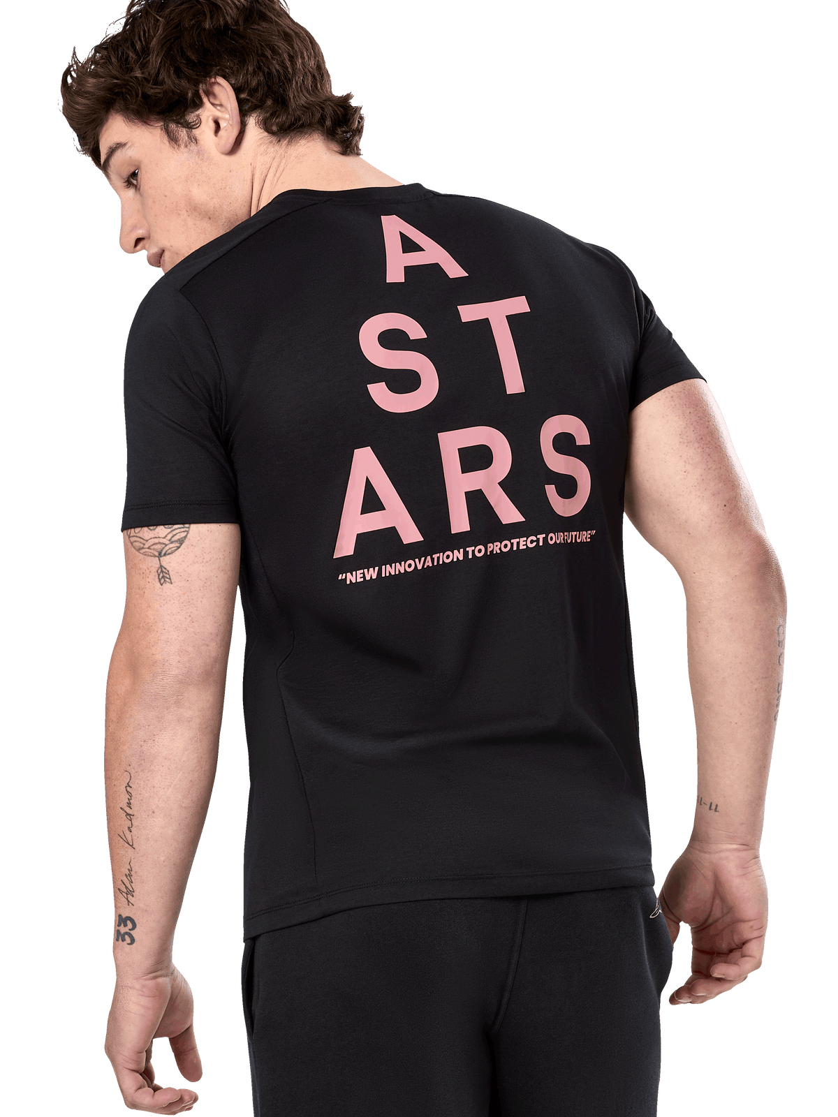 Camiseta Alpinestars Attrition Performance, de manga corta, negra, vista posterior con un gran gráfico rosa vertical de ASTARS y el eslogan "NEW INNOVATION TO PROTECT OUR FUTURE", ropa deportiva de rendimiento casual