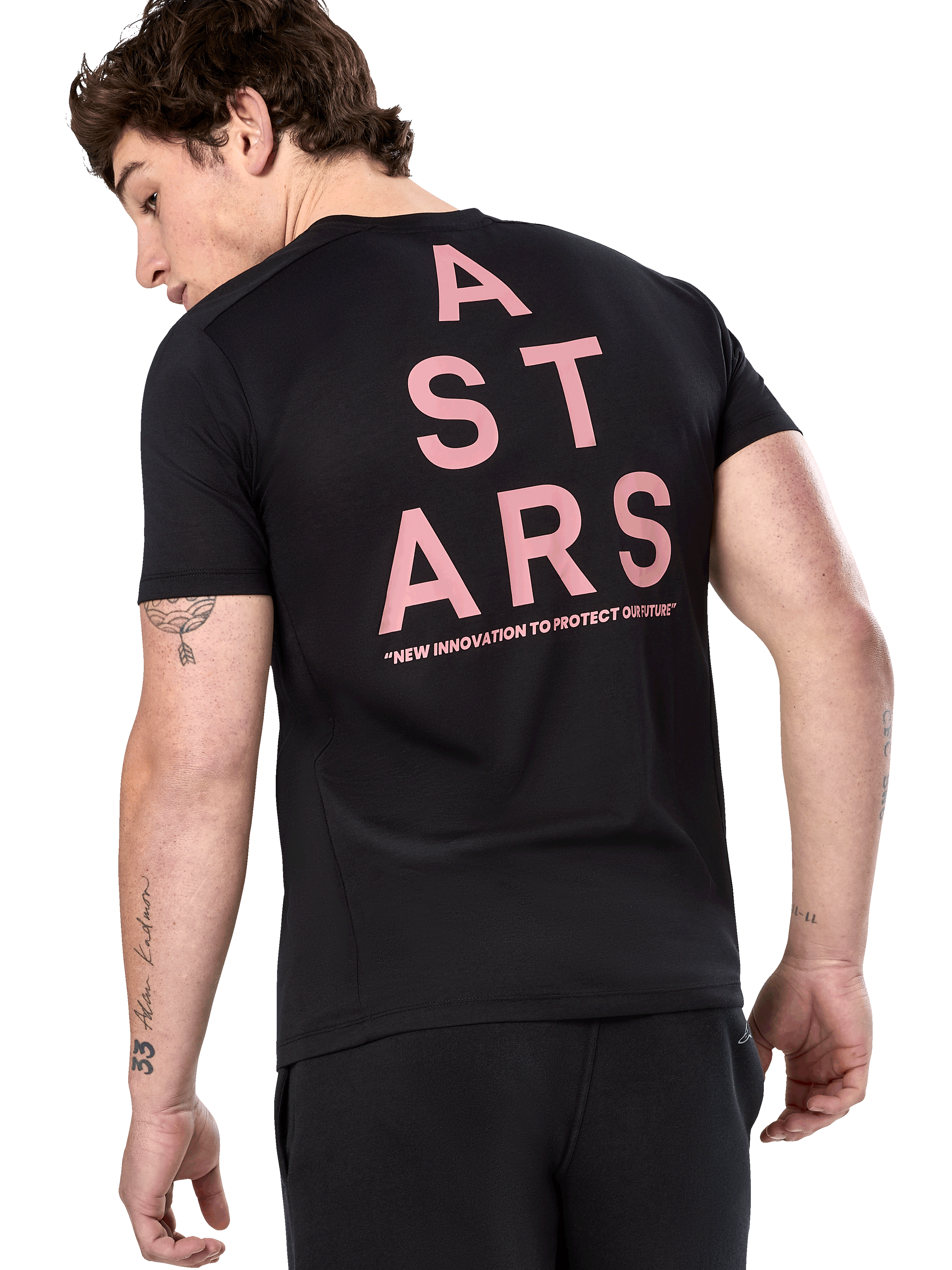 Camiseta Alpinestars Attrition Performance, de manga corta, negra, vista posterior con un gran gráfico rosa vertical de ASTARS y el eslogan "NEW INNOVATION TO PROTECT OUR FUTURE", ropa deportiva de rendimiento casual