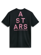 Alpinestars Attrition Performance Tee, camiseta de manga corta, negra, vista posterior con un gran gráfico de bloques ASTARS en rosa y el texto 'NEW INNOVATION TO PROTECT OUR FUTURE', ropa deportiva de rendimiento sostenible
