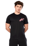 Alpinestars Attrition Performance Tee, camiseta de manga corta para hombre, negra con logo Astars rosa en el pecho, vestida por un modelo masculino, ropa de rendimiento casual para deportes de motor