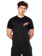 Alpinestars Attrition Performance Tee, camiseta de manga corta para hombre, negra con logo Astars rosa en el pecho, vestida por un modelo masculino, ropa de rendimiento casual para deportes de motor