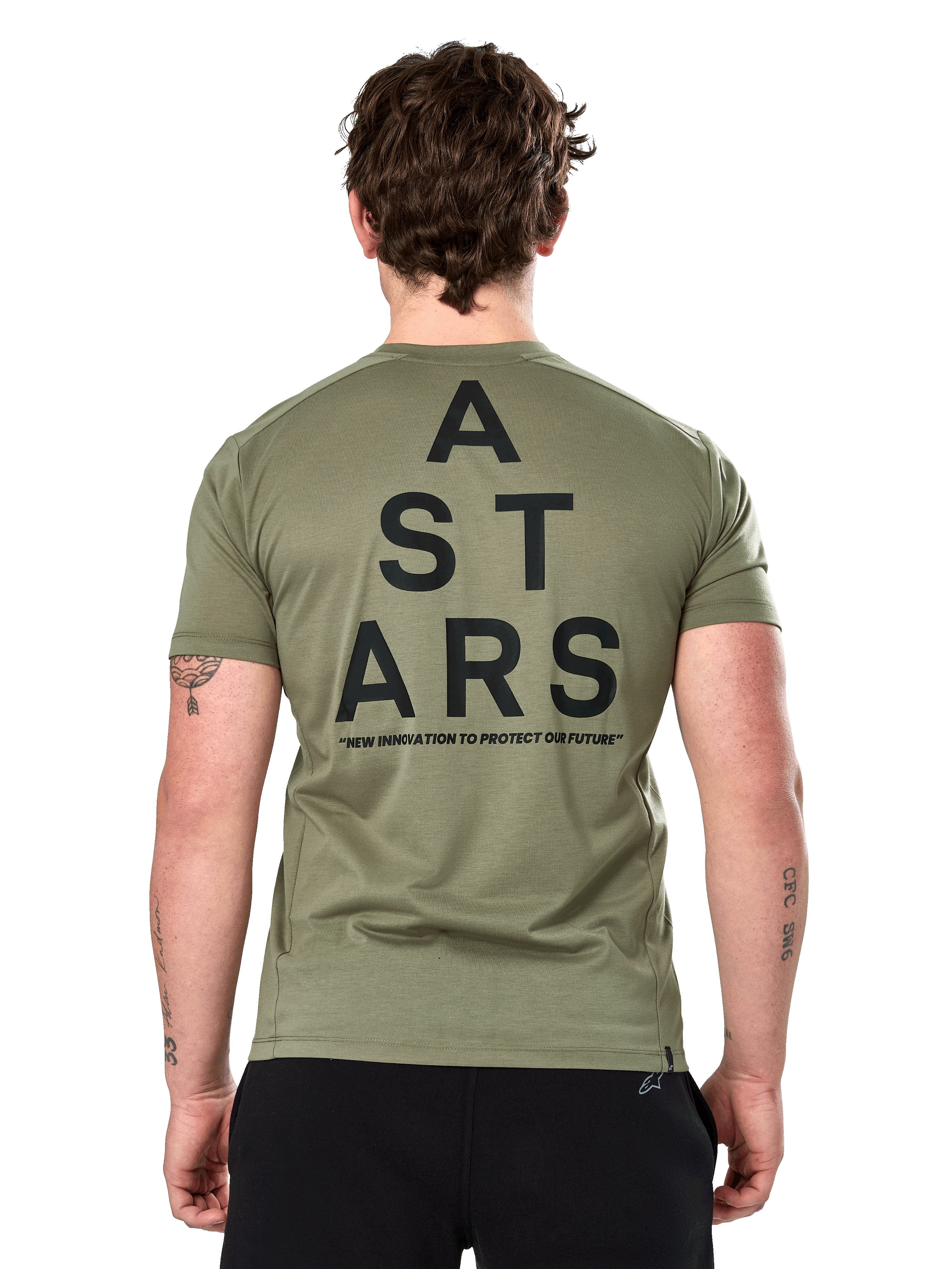 Alpinestars Attrition Performance Tee, camiseta de manga corta, verde claro, vista trasera con gráfico de texto apilado "A STARS" en negro y mensaje "NEW INNOVATION TO PROTECT OUR FUTURE", ropa deportiva de alto rendimiento sostenible