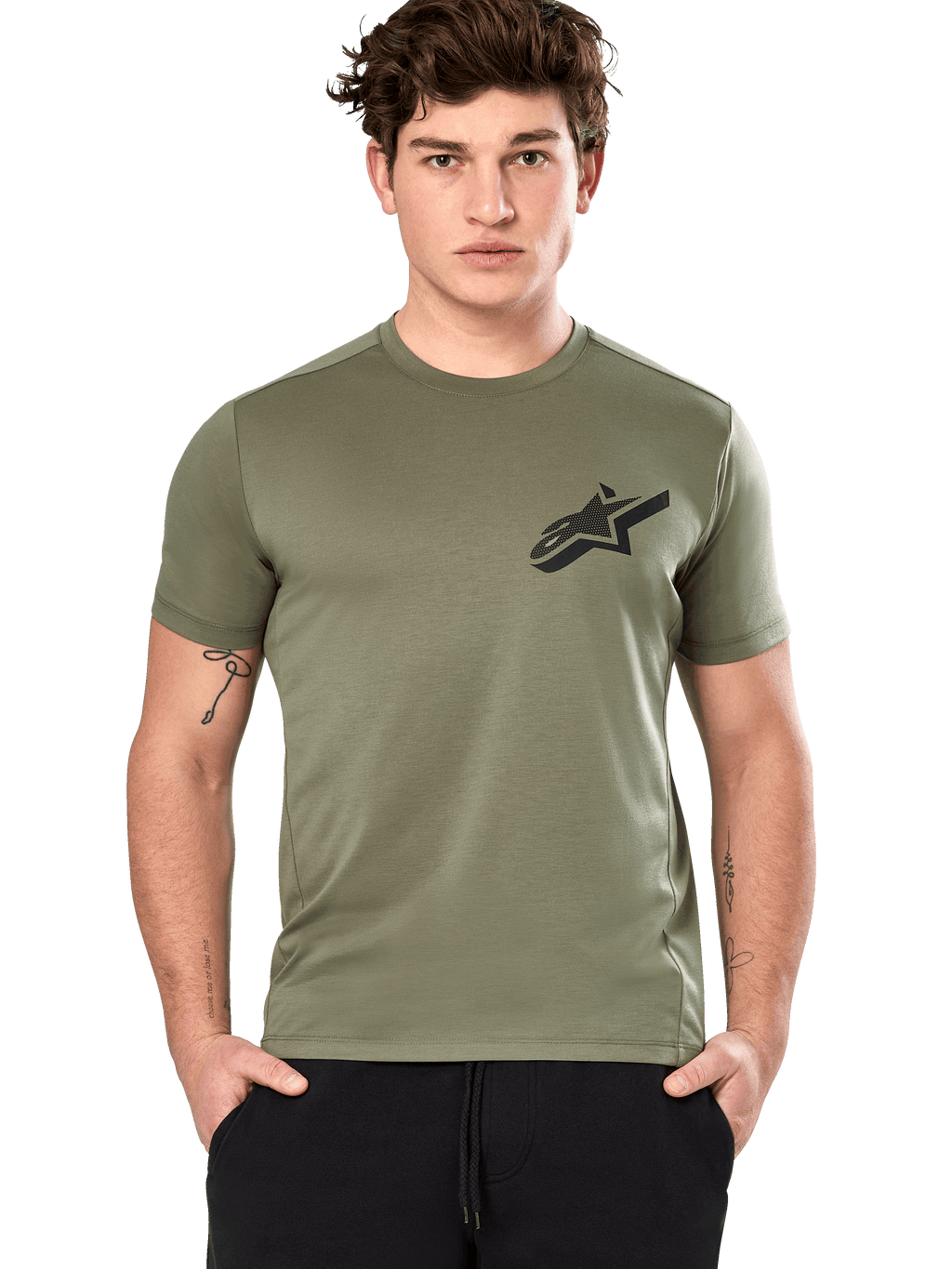 Alpinestars Attrition Performance Tee, camiseta de manga corta, verde claro con logo Astars negro en el pecho, tejido técnico transpirable, modelo con pantalones negros, ropa deportiva casual