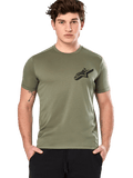 Alpinestars Attrition Performance Tee, camiseta de manga corta, verde claro con logo Astars negro en el pecho, tejido técnico transpirable, modelo con pantalones negros, ropa deportiva casual