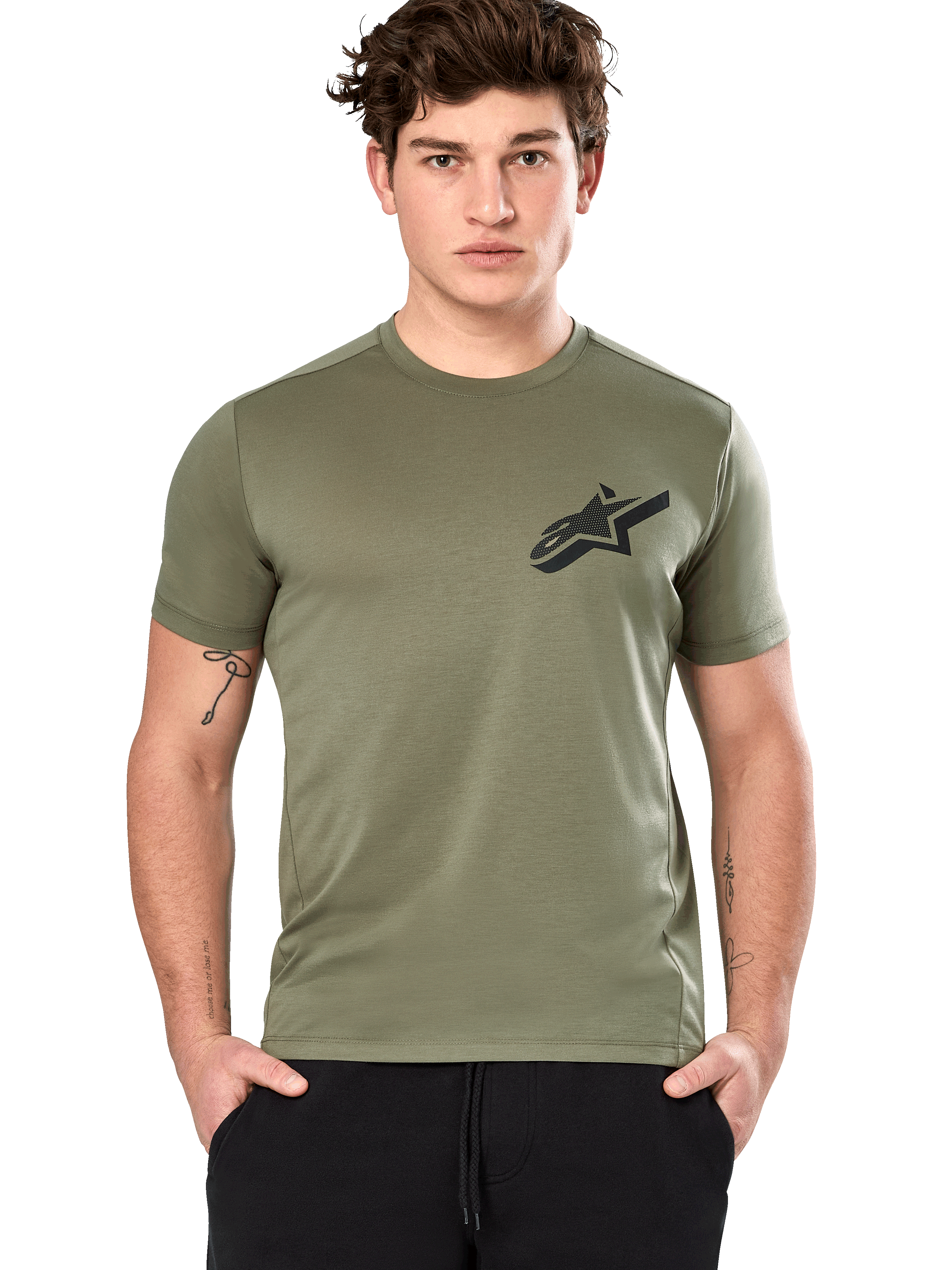Alpinestars Attrition Performance Tee, camiseta de manga corta, verde claro con logo Astars negro en el pecho, tejido técnico transpirable, modelo con pantalones negros, ropa deportiva casual