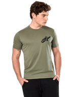 Alpinestars Attrition Performance Tee, camiseta de manga corta, verde claro, logo Astars negro en el pecho, usada por un modelo con pantalones negros, ropa deportiva de rendimiento casual