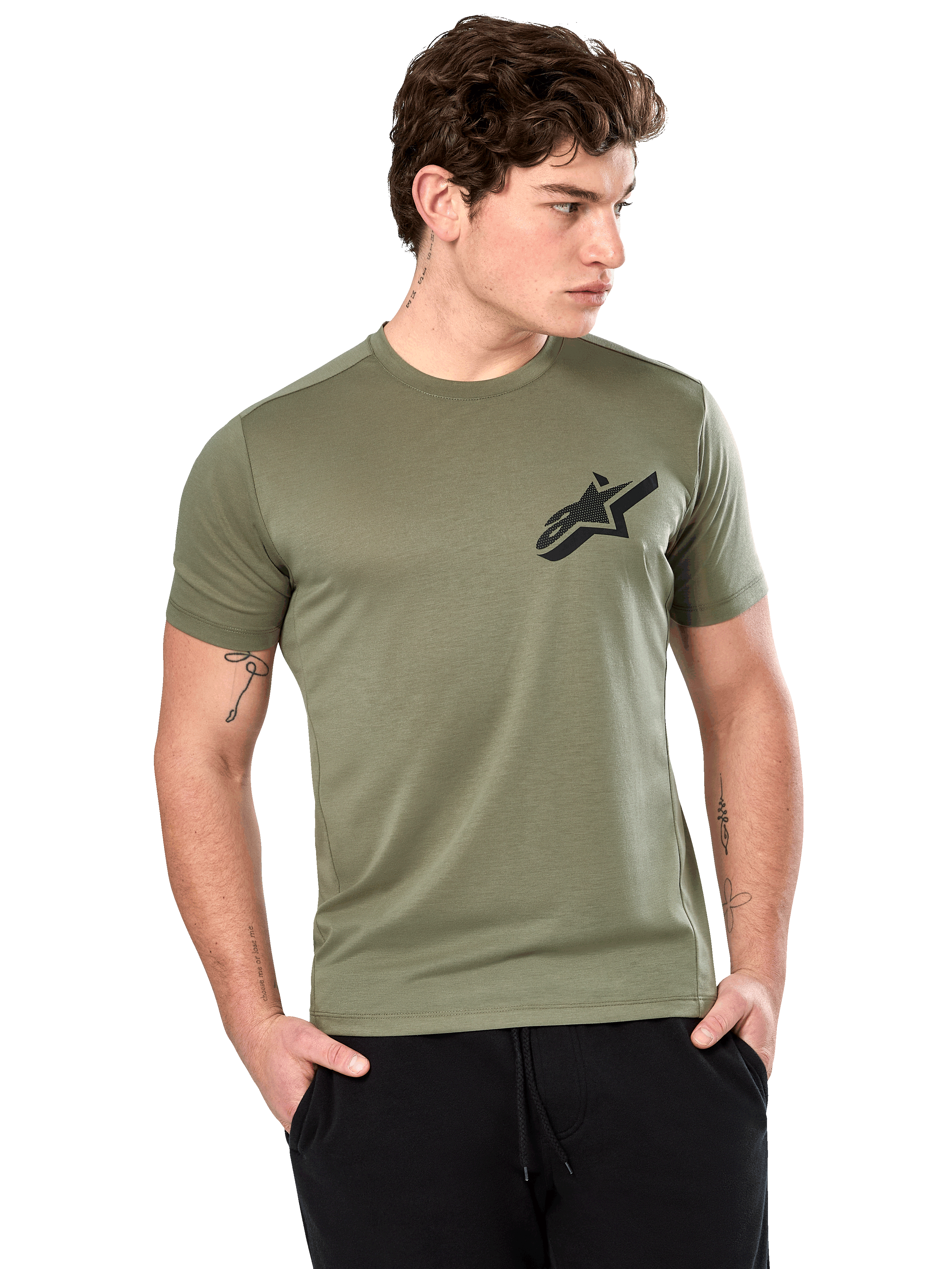 Alpinestars Attrition Performance Tee, camiseta de manga corta, verde claro, logo Astars negro en el pecho, usada por un modelo con pantalones negros, ropa deportiva de rendimiento casual