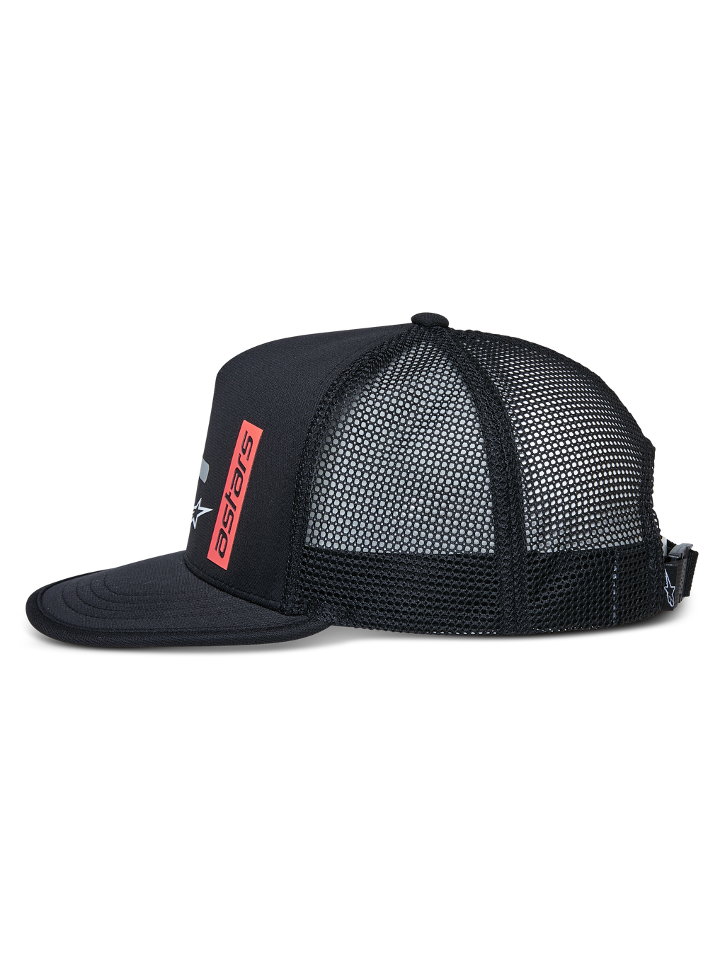 Gorra Alpinestars Alter Trucker, vista lateral, negra, visera plana con borde ribeteado, corona estructurada con parte trasera de malla, logotipo astars vertical impreso en rojo, cierre de hebilla ajustable, gorra deportiva casual