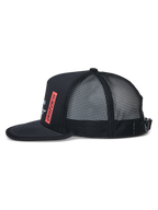 Gorra Alpinestars Alter Trucker, vista lateral, negra, visera plana con borde ribeteado, corona estructurada con parte trasera de malla, logotipo astars vertical impreso en rojo, cierre de hebilla ajustable, gorra deportiva casual