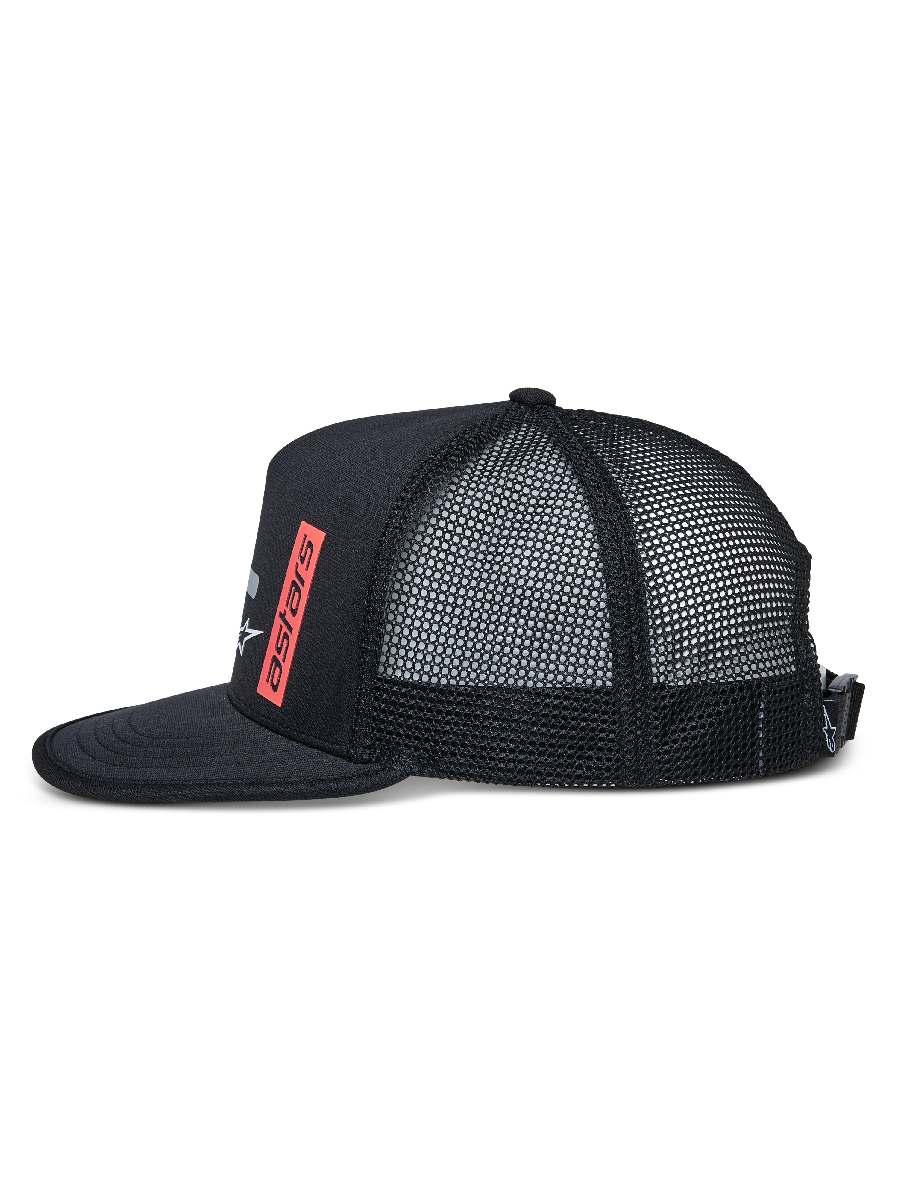 Gorra Alpinestars Alter Trucker, vista lateral, negra, visera plana con borde ribeteado, corona estructurada con parte trasera de malla, logotipo astars vertical impreso en rojo, cierre de hebilla ajustable, gorra deportiva casual