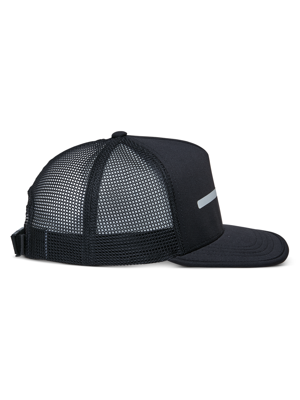 Gorra Trucker Alter de Alpinestars, color negro, vista lateral, corona estructurada y visera plana, parte trasera de malla de poliéster reciclado, cierre ajustable con hebilla, ropa deportiva casual