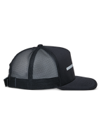 Gorra Trucker Alter de Alpinestars, color negro, vista lateral, corona estructurada y visera plana, parte trasera de malla de poliéster reciclado, cierre ajustable con hebilla, ropa deportiva casual