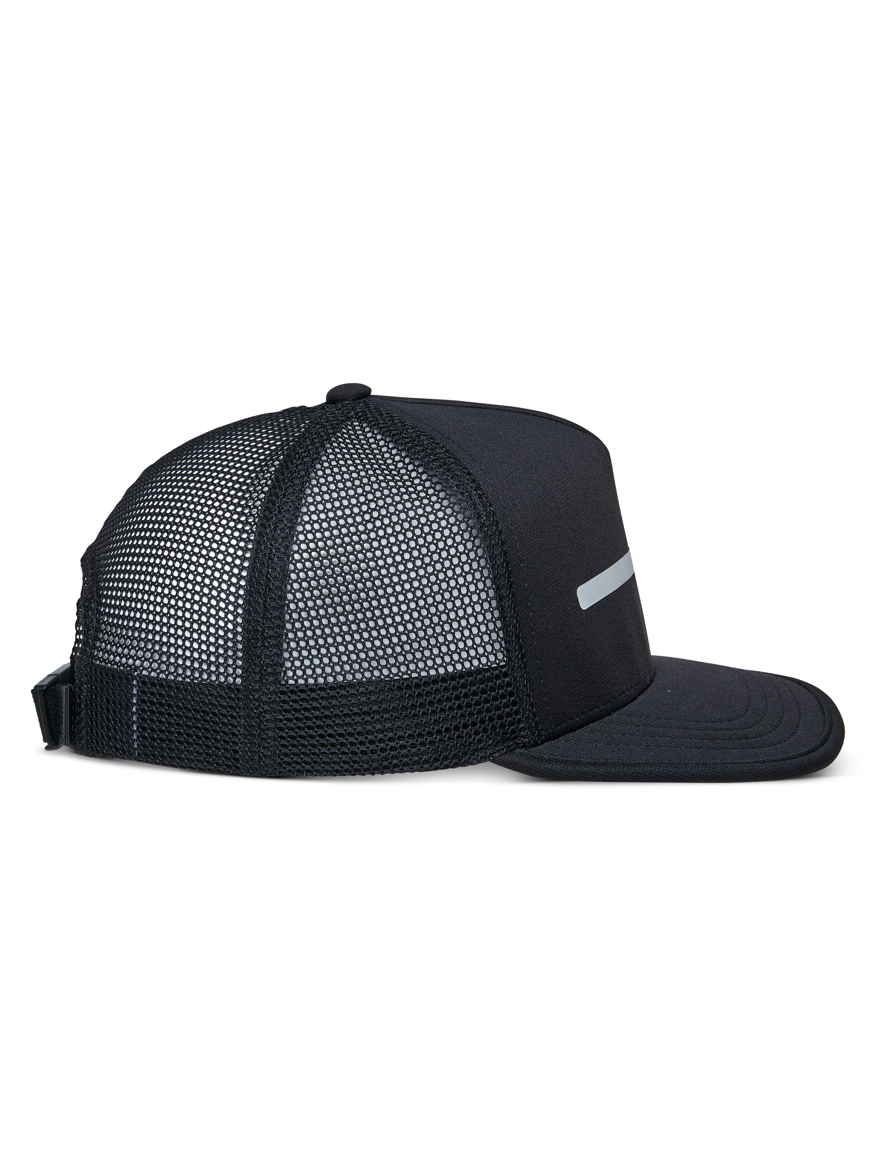 Gorra Trucker Alter de Alpinestars, color negro, vista lateral, corona estructurada y visera plana, parte trasera de malla de poliéster reciclado, cierre ajustable con hebilla, ropa deportiva casual