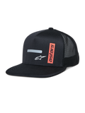 Gorra Trucker Alter de Alpinestars, gorra negra con corona estructurada y visera plana, parte trasera de malla transpirable, con una franja reflectante gris horizontal, logotipo A-star blanco y gráfico vertical de astars en naranja, estilo urbano casual inspirado en el automovilismo